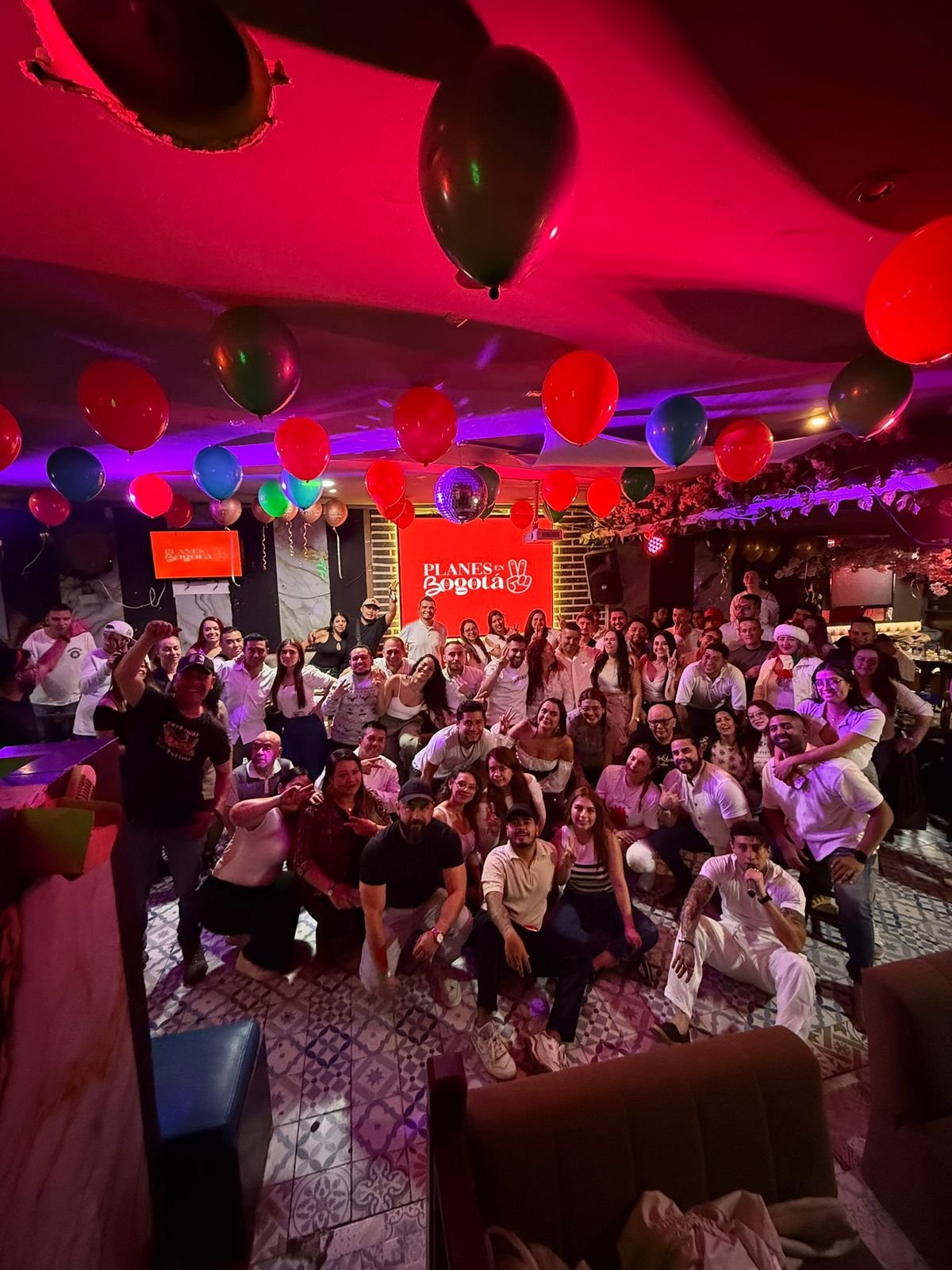 Personas conociéndose en eventos reales de Club Solteros Colombia