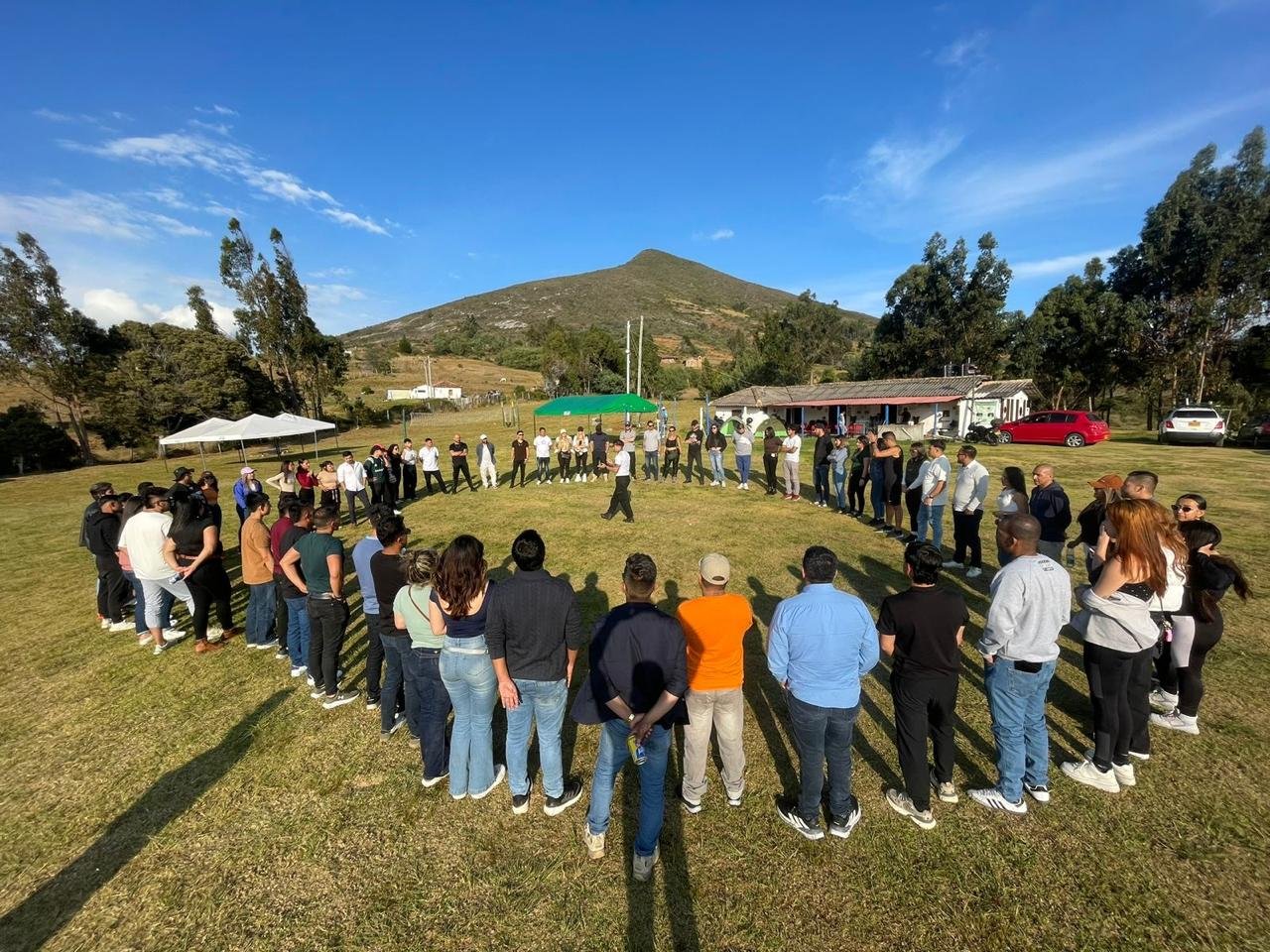 Personas conociéndose en eventos reales de Club Solteros Colombia